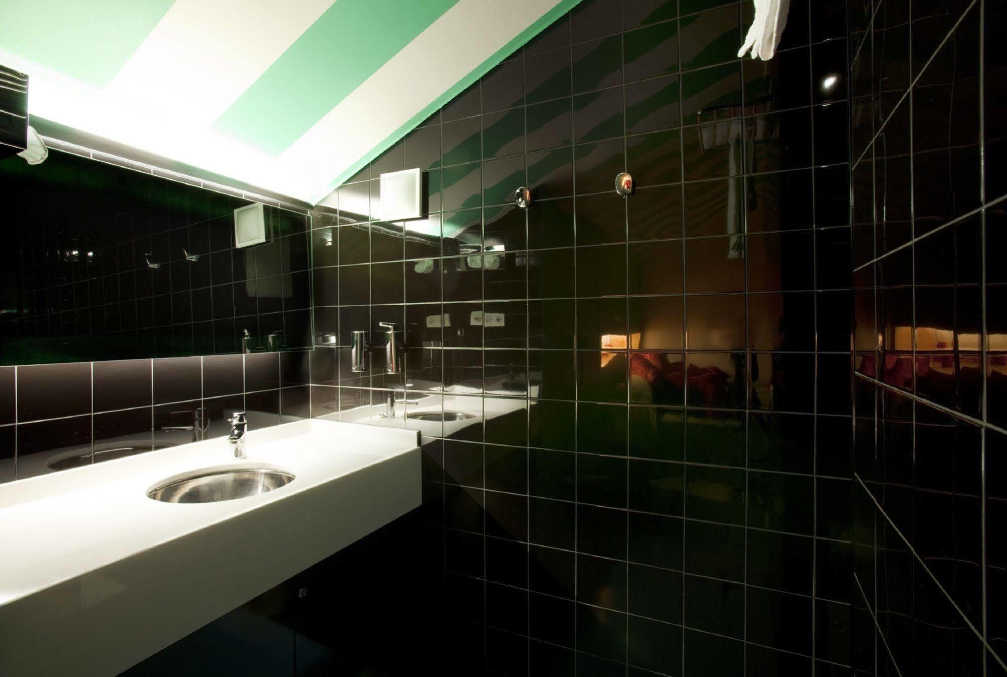 Amistat Beach Hostel Barcelona Ngoại thất bức ảnh