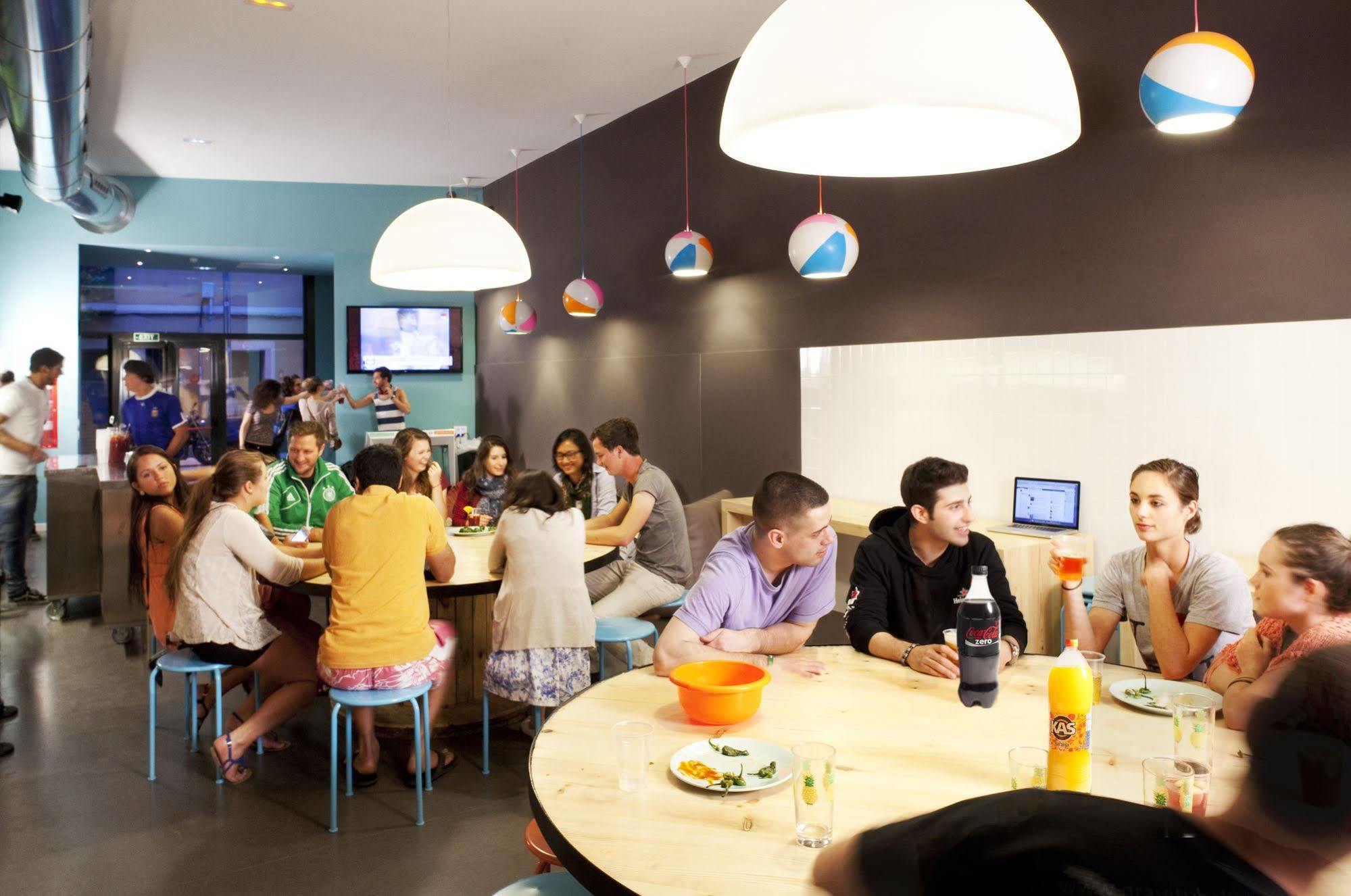 Amistat Beach Hostel Barcelona Ngoại thất bức ảnh